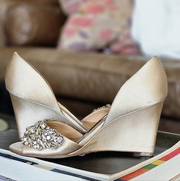 Badgley Mischka Satin & Crystal Embellished Wedge Heels Pearl Color 7.5 - Picture 4 of 9